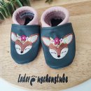 Lederpuschen in schmaler Form in anthrazit-rosa mit beiderseits Boho Reh